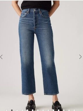 Levi's High-Rise Ribcage Straight Crop Jeans in Medium Wash Blue